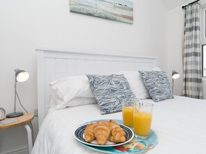 3 bedrooms, iron/ironing board, free WiFi, bed sheets - Breeze Cottage  2 bed Beach property - Pass the Keys (Rhosneigr)