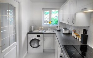 Private kitchen - Woking - Parking, Garden, 2Bed (Knaphill)