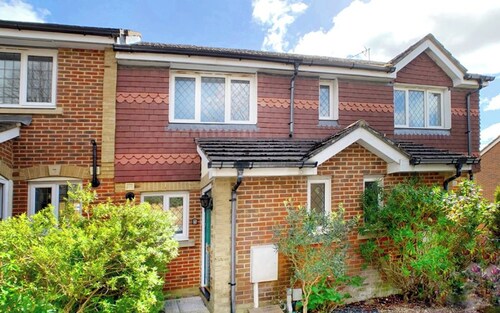 Woking - Parking, Garden, 2Bed