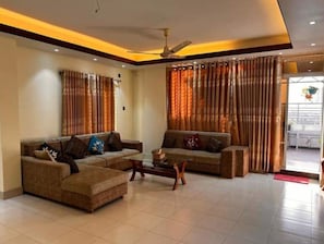 Smart TV, video library - Stunning Penthouse With Beautiful Rooftop Garden (Chattogram)