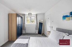 4 quartos, ferros/tábuas de passar roupa, roupa de cama