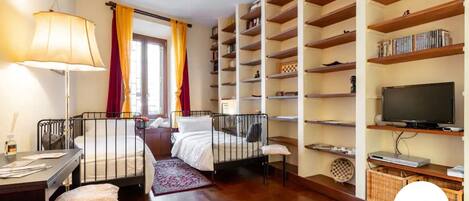 1 habitación, tabla de planchar con plancha, wifi y ropa de cama