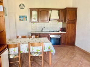 Refrigerador, horno, cafetera y tetera y tetera eléctrica 