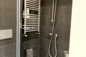 Dusj, hårføner, bidé og håndklær