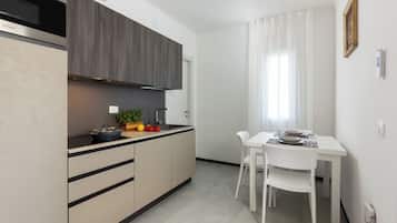 Full-sized fridge, cookware/dishes/utensils