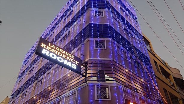 En bygning med et skilt, der viser "La Grande Residency Rooms".