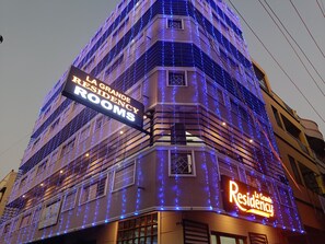 Un edificio con un letrero que dice "La Grande Residency Rooms".