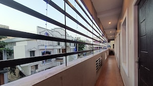 En gang med balkon, der ud til en gade.