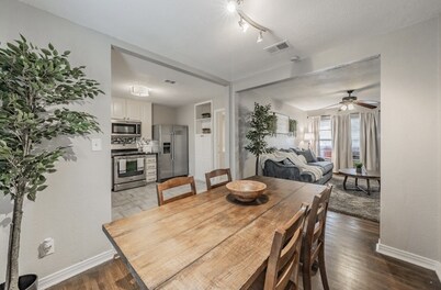 Cozy Pet-Friendly Home • Close to Everything-King Bed