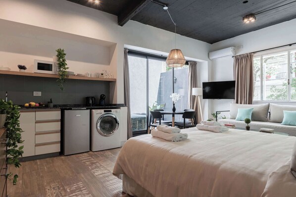 8 slaapkamers, een bureau, een strijkplank/strijkijzer, wifi