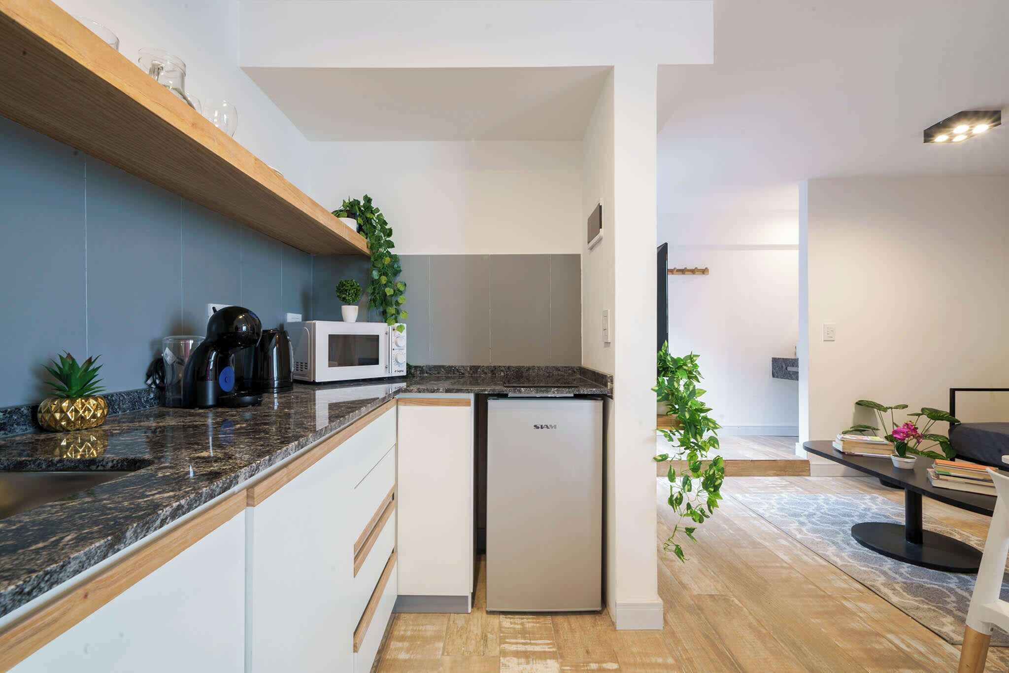 Micro-ondas, cafeteira/chaleira, torradeira