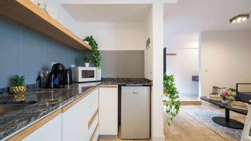 Micro-ondas, cafeteira/chaleira, torradeira