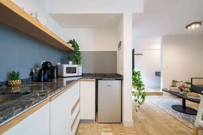 Four à micro-ondes, cafetière-théière, grille-pain