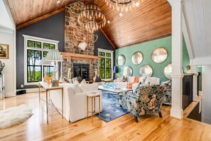 Smart TV, chimenea, videojuegos, libros