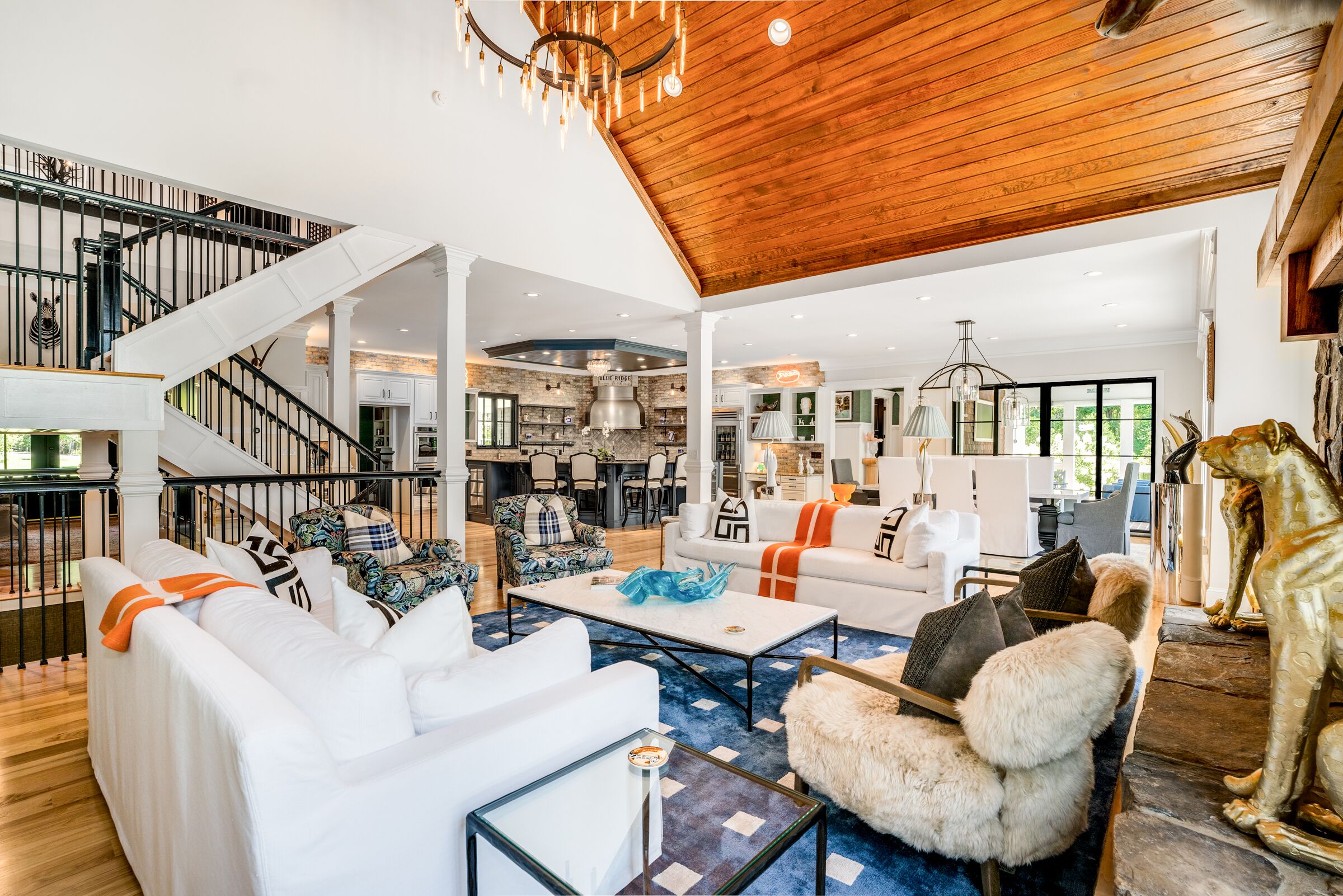 TV connectée, cheminée, jeux vidéo, livres