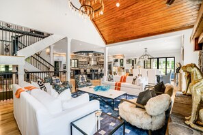 Smart TV, chimenea, videojuegos, libros