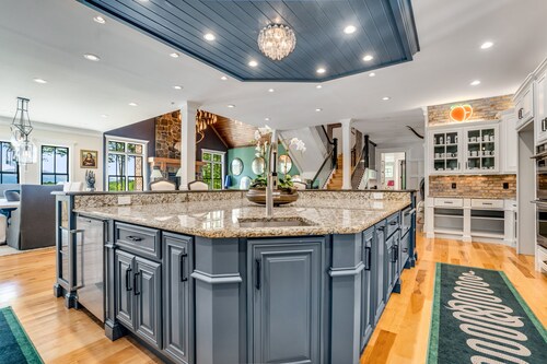 Mountain Mansion 7BR, 10Ksf, Views, Pool, Sport Court, Gym, Sauna, Petting Zoo