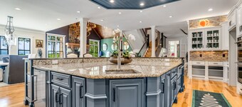 Mountain Mansion 7BR, 10Ksf, Views, Pool, Sport Court, Gym, Sauna, Petting Zoo