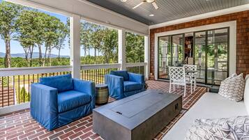 Smart-TV, Kamin, Videospiele, Bücher