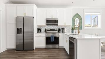 KĂŒhlschrank, Mikrowelle, Ofen, Herdplatte