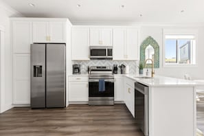 Réfrigérateur, four à micro-ondes, un four, surface de cuisson