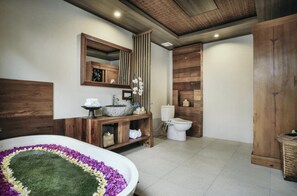 Superior Suite | Bathroom | Bathrobes, slippers, bidet, towels