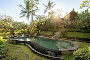Kolam renang outdoor