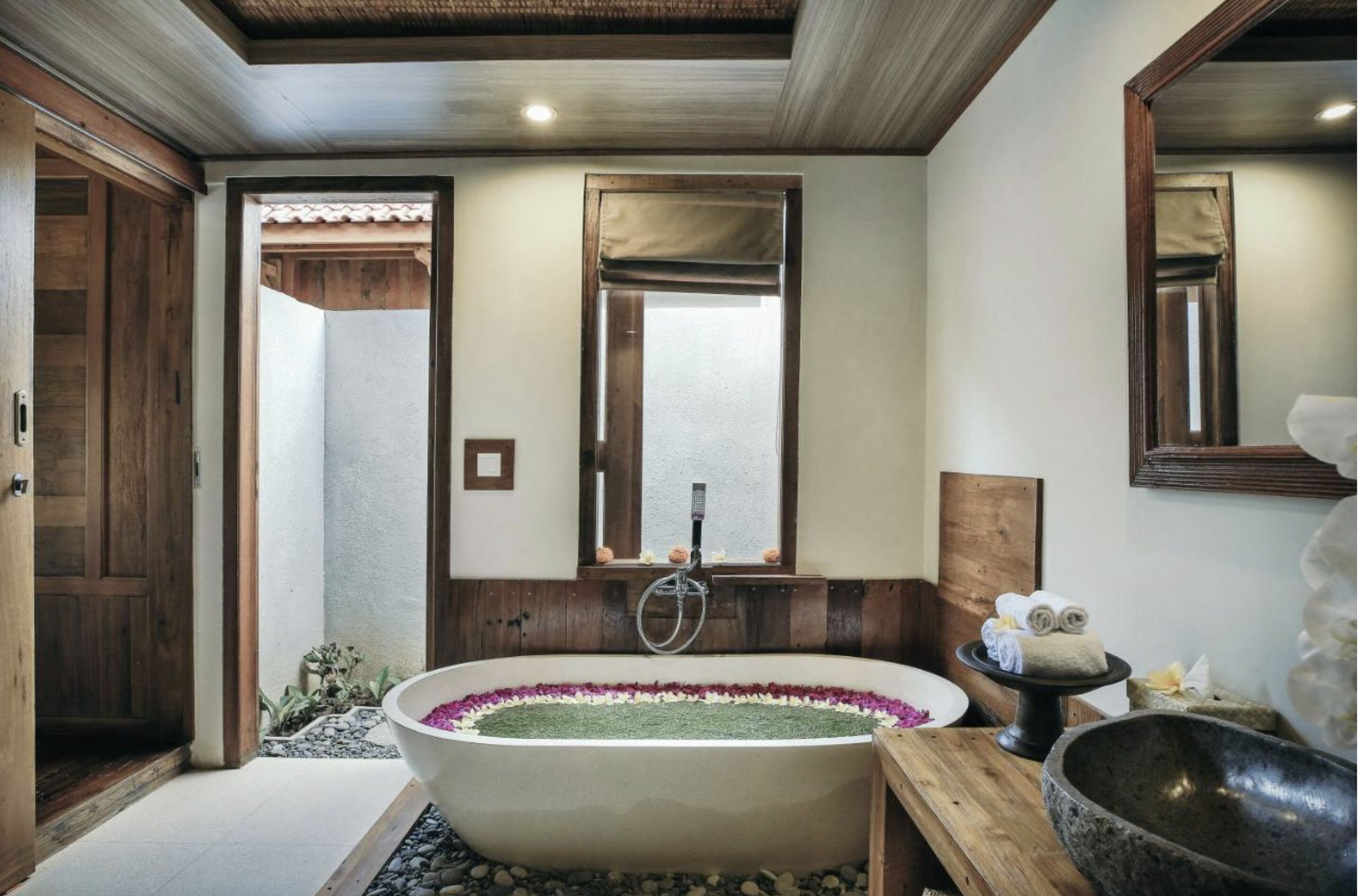 Superior Suite | Bathroom | Bathrobes, slippers, bidet, towels
