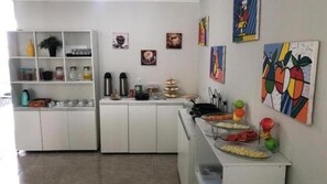 بوفيه فطور مجانًا يوميًا