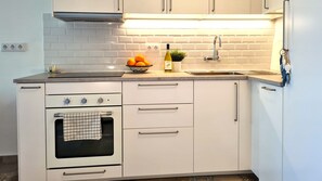 冷蔵庫、電子レンジ、オーブン、コンロ