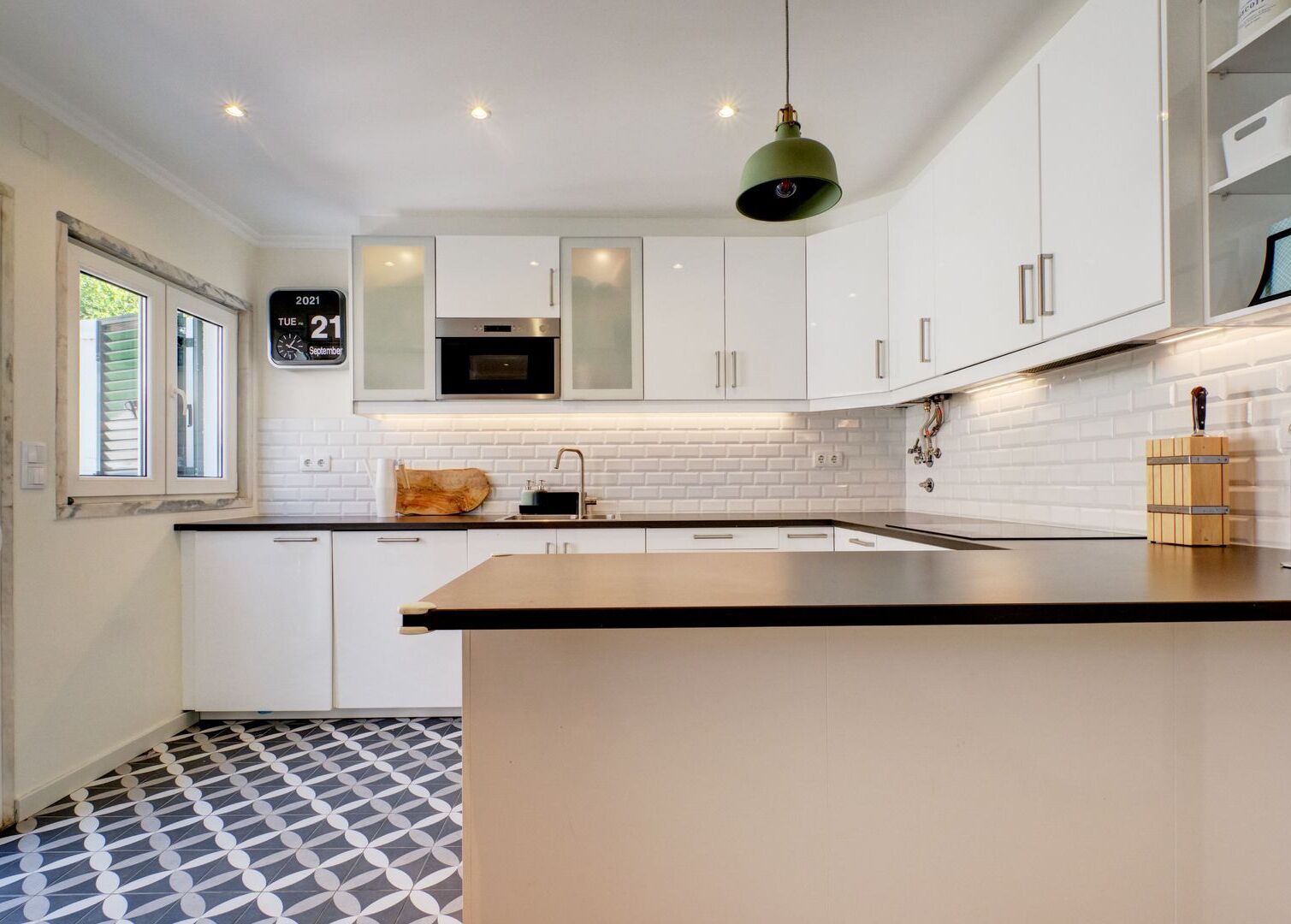 Geladeira, cooktop, talheres/pratos/utensílios de cozinha