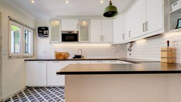 Geladeira, cooktop, talheres/pratos/utensílios de cozinha