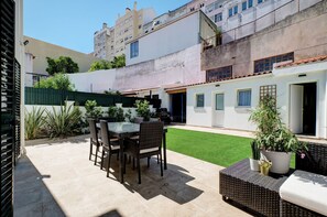 تناول الطعام بالخارج