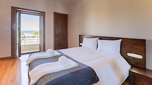 6 bedrooms, iron/ironing board, free WiFi, bed sheets - Mindelo Villa Beach by LovelyStay (Vila Chã)