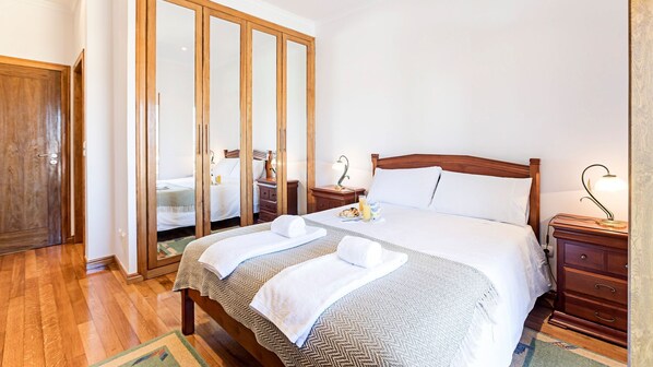 5 bedrooms, iron/ironing board, free WiFi, bed sheets