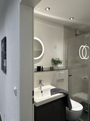 Douche, sèche-cheveux, serviettes fournies, savon