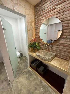 Séchoir à cheveux, serviettes fournies, savon, papier de toilette