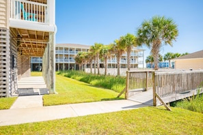 Property grounds - Beachside Breeze: Modern Condo in Walking Distance to Beach, Dining, Shops (Oak Island)