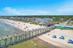 Beach nearby - Beachside Breeze: Modern Condo in Walking Distance to Beach, Dining, Shops (Oak Island)