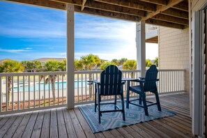 Property grounds - Beachside Breeze: Modern Condo in Walking Distance to Beach, Dining, Shops (Oak Island)