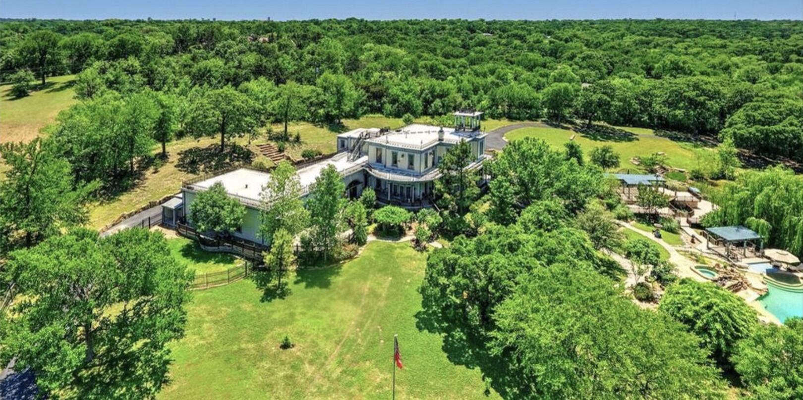 Historical Mansion Beside 174 Acre Park