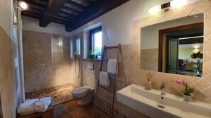 Dusj, boblebad, hårføner og håndklær