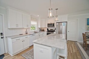 Kylskåp, mikrovågsugn, diskmaskin och kaffe- och tebryggare