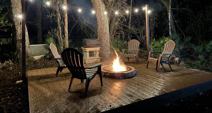 Cozy river front retreat on beautiful Withlacoochee River. Near theme parks.