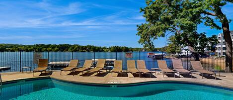 Una piscina cubierta, una piscina climatizada