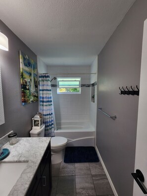 Håndklær, såpe, sjampo og toalettpapir