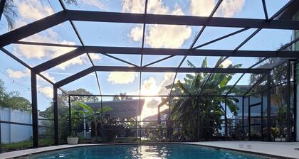 The Avocado House - 10 Foot Deep Pool
Peaceful Cul-de-Sac Waterfront Village