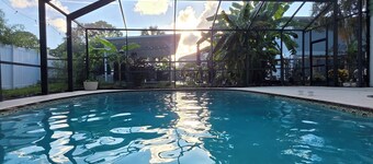 The Avocado House - 10 Foot Deep Pool
Peaceful Cul-de-Sac Waterfront Village