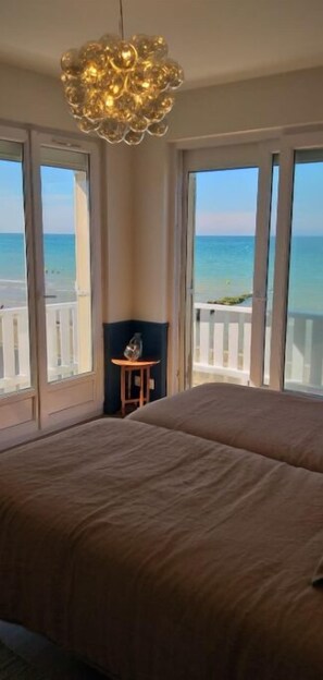 3 habitaciones, escritorio y tabla de planchar con plancha 