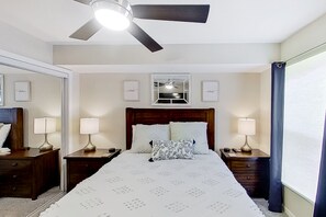 2 bedrooms, iron/ironing board, Internet, bed sheets - Single-level lake-view condo with dock, outdoor pool, washer/dryer, & central AC (Lake Ozark)